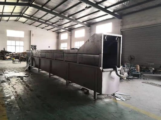 تحسين المعالجة باستخدام خط معالجة الدواجن بما في ذلك السلق وإراقة الدماء